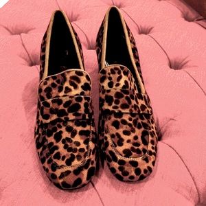 Tiger patent leather shoe